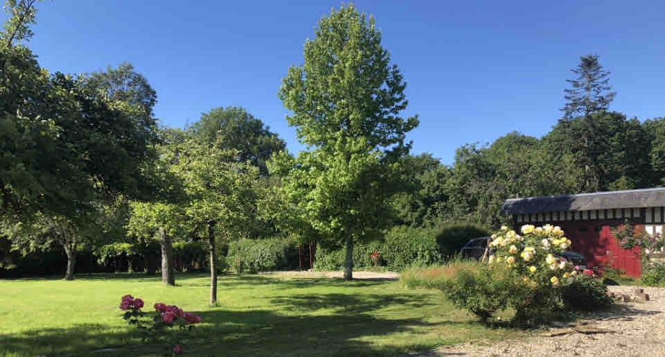 Chaumière entourée de haras