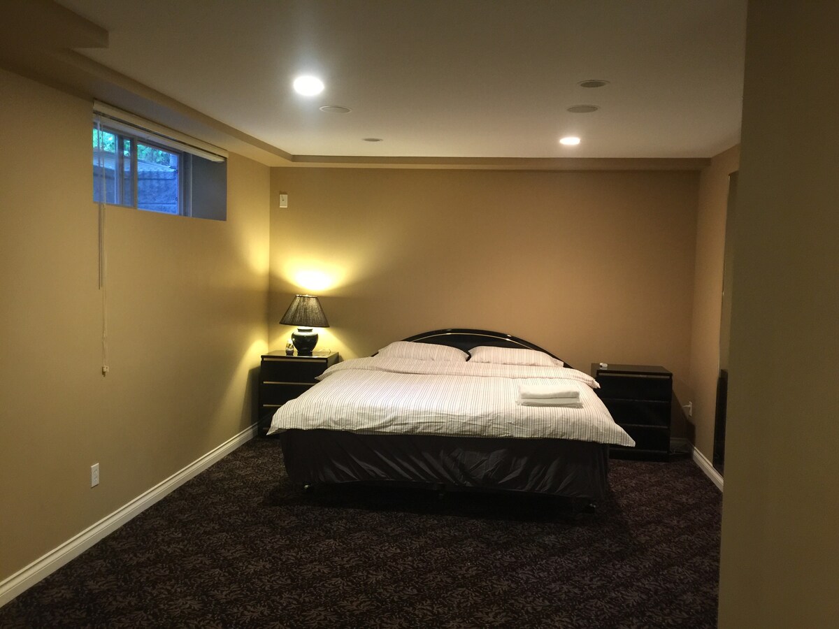 Deerlake 2-bedroom suite with kingsize bed温哥华临湖美居