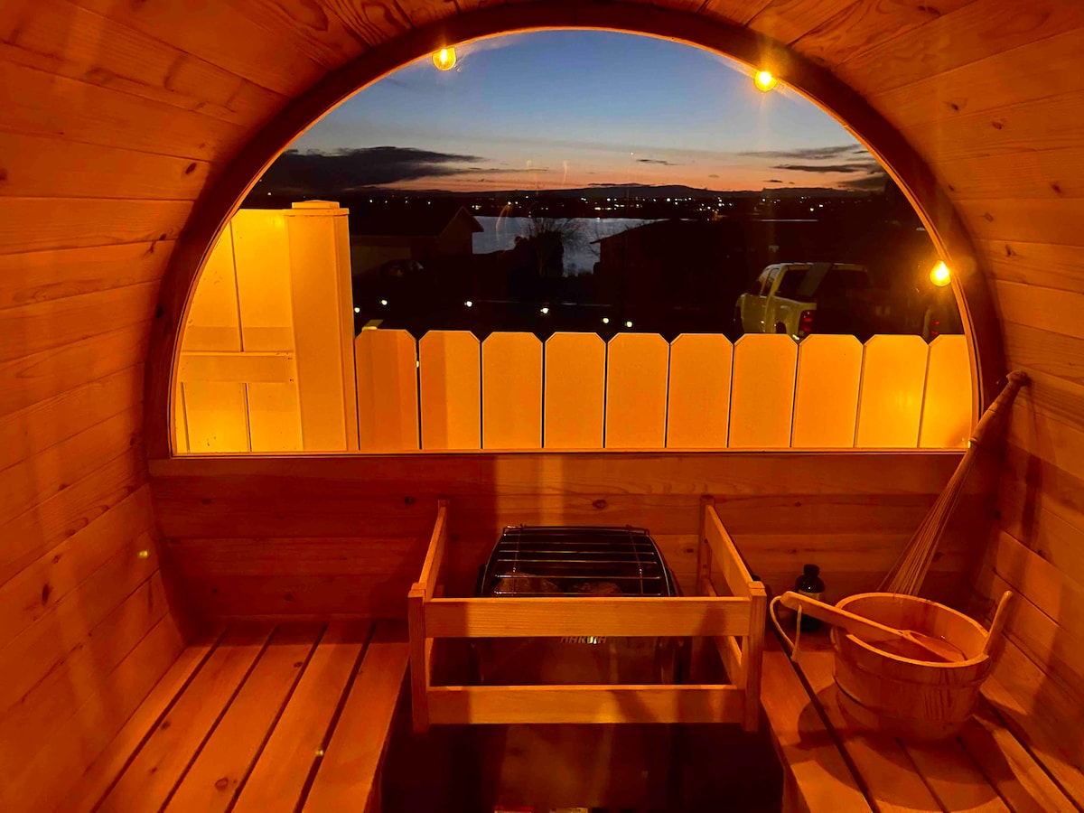 Retreat for 2 - Private Sauna, Hot Tub, Lake Views
