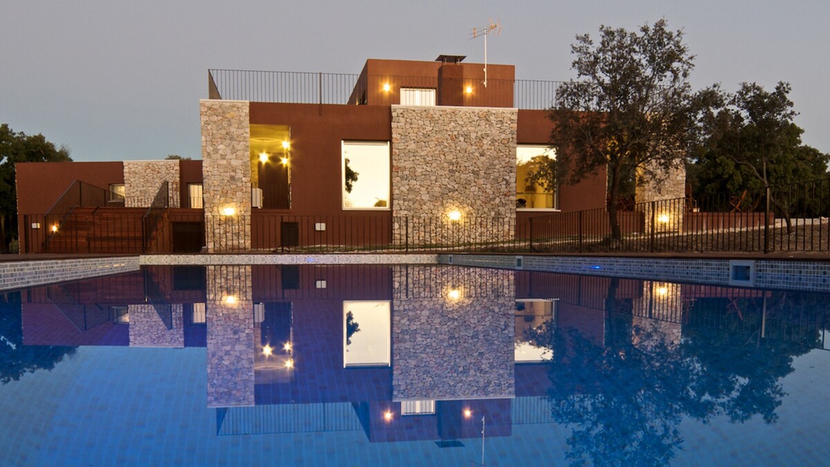 漂亮的设计房屋，带大型游泳池