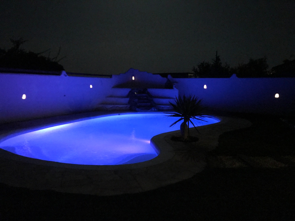 位于西班牙南部的华丽别墅，设有私人泳池。