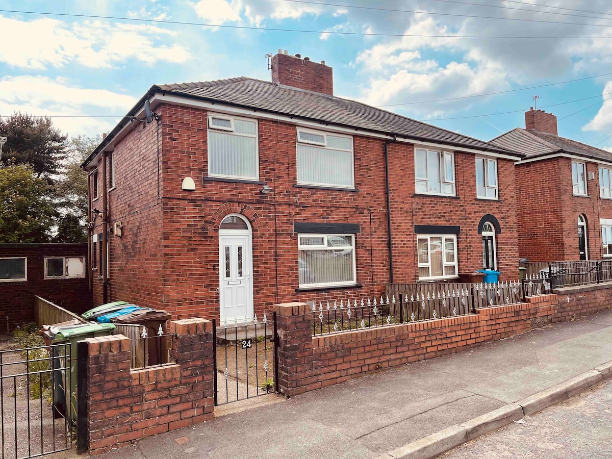 Entire 3 Bed Home in Oldham - Guest House