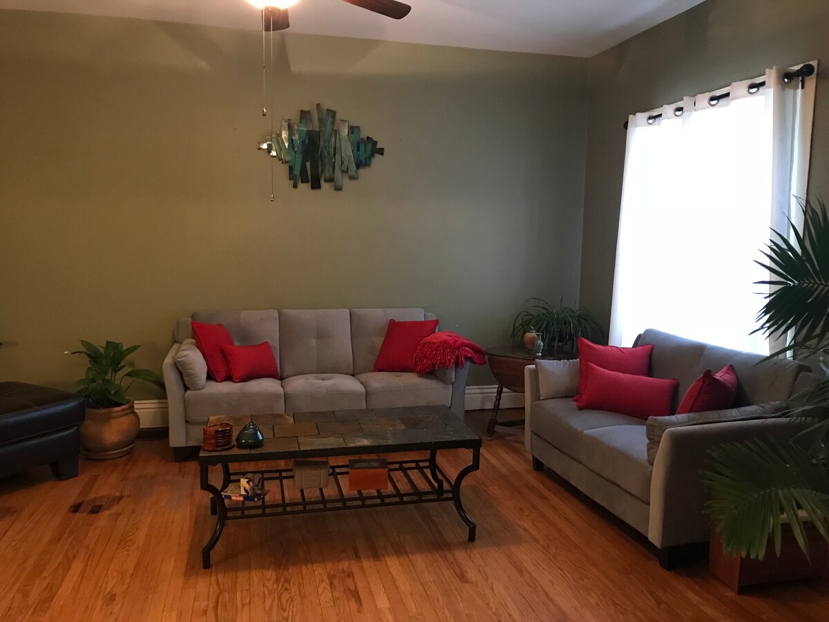 Charming Derby Experience 7min drive! Pet-friendly