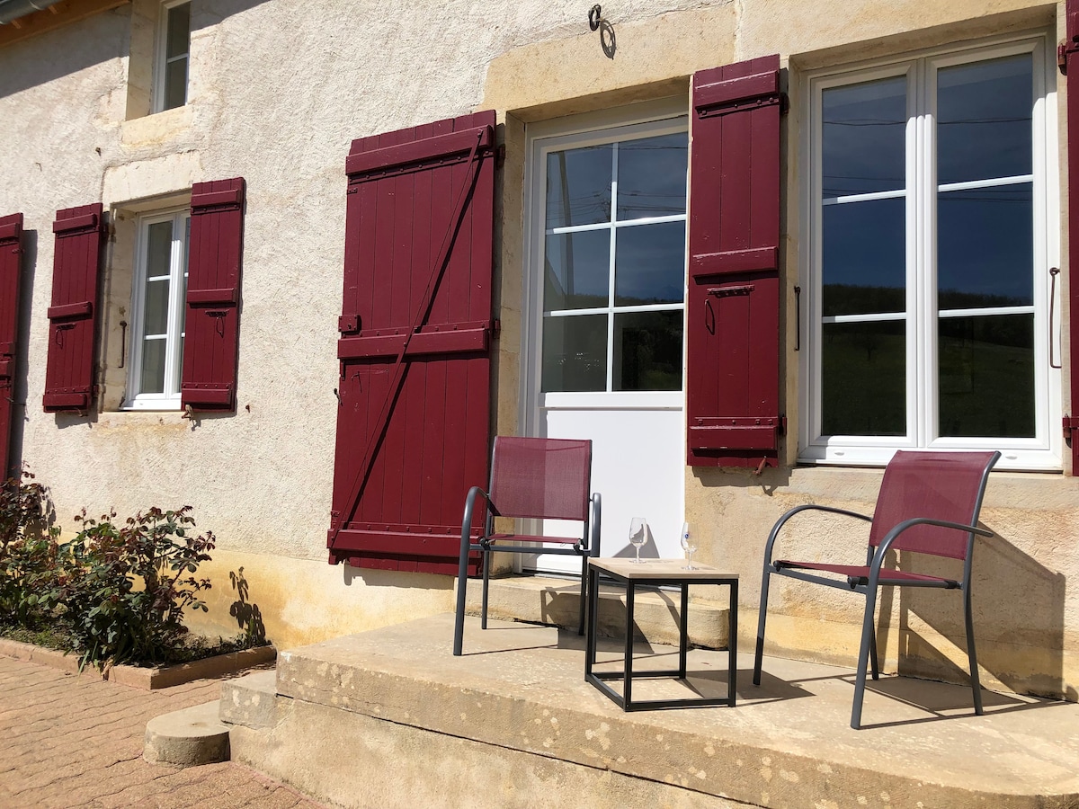 Maison vigneronne face au vignoble