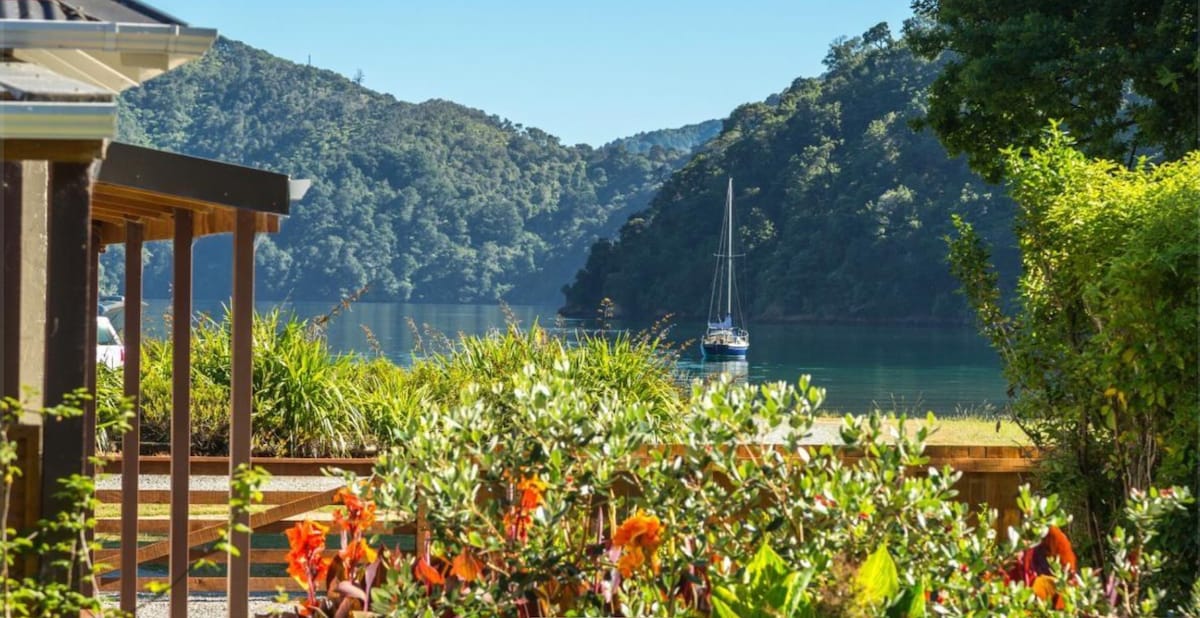 *恩加库塔湾（ Ngakuta Bay ）海滨*夏洛特女王湾（ Queen Charlotte Sound ）