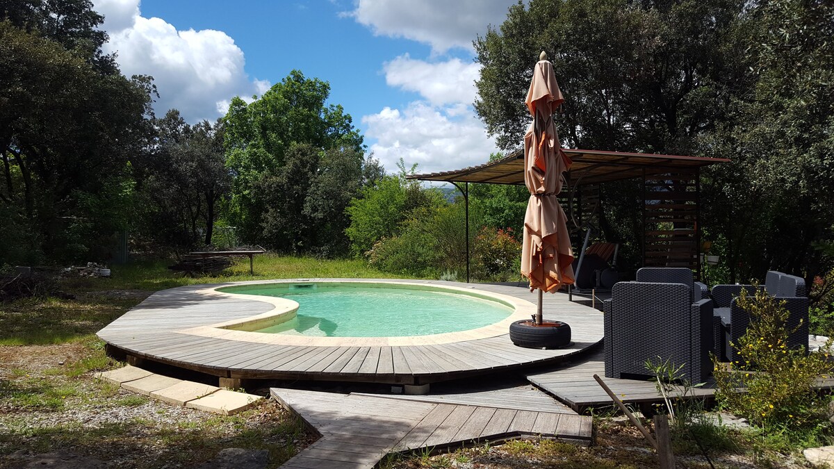 Jolie villa au coeur de la garrigue avec piscine