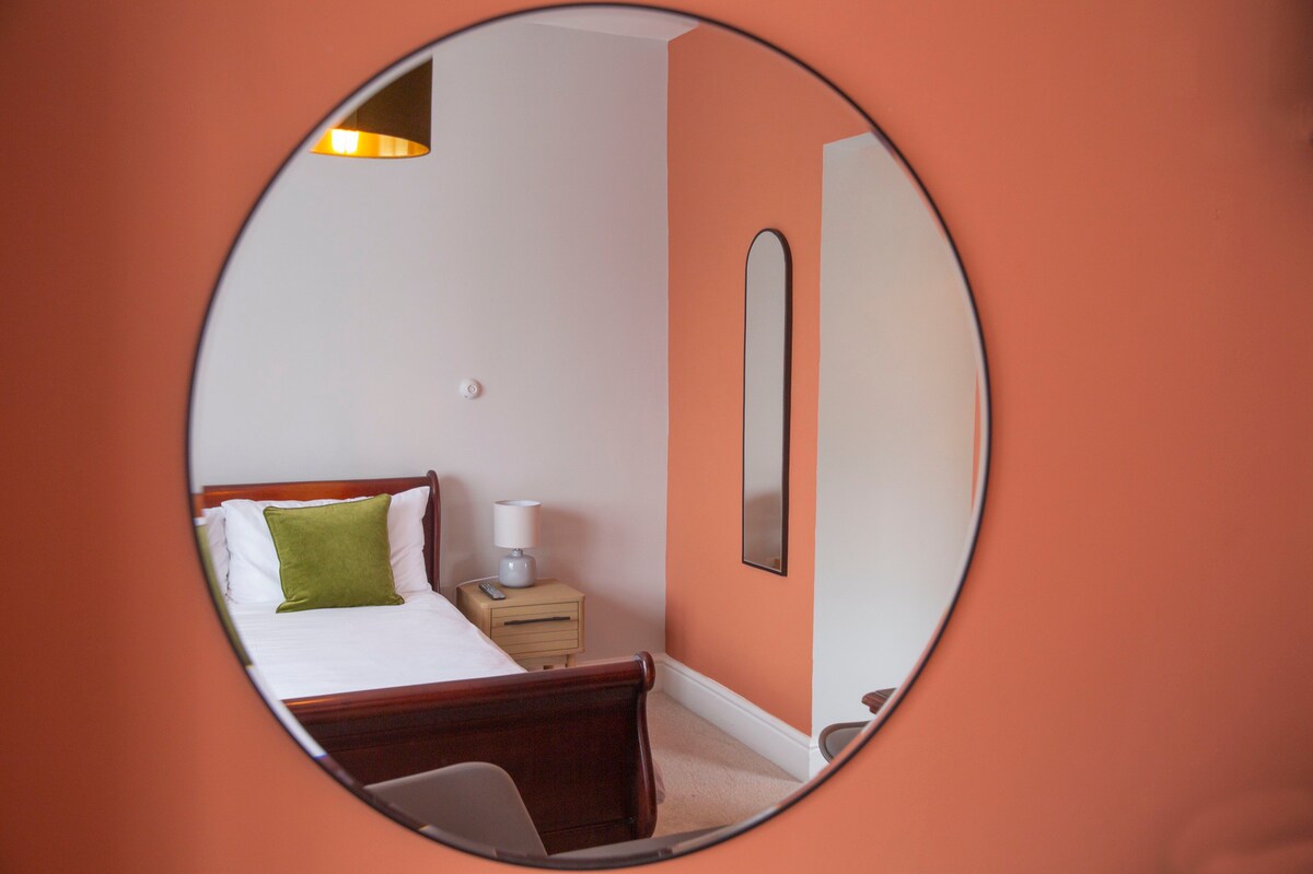 Rooms at the Rosebery (The Orange Room)