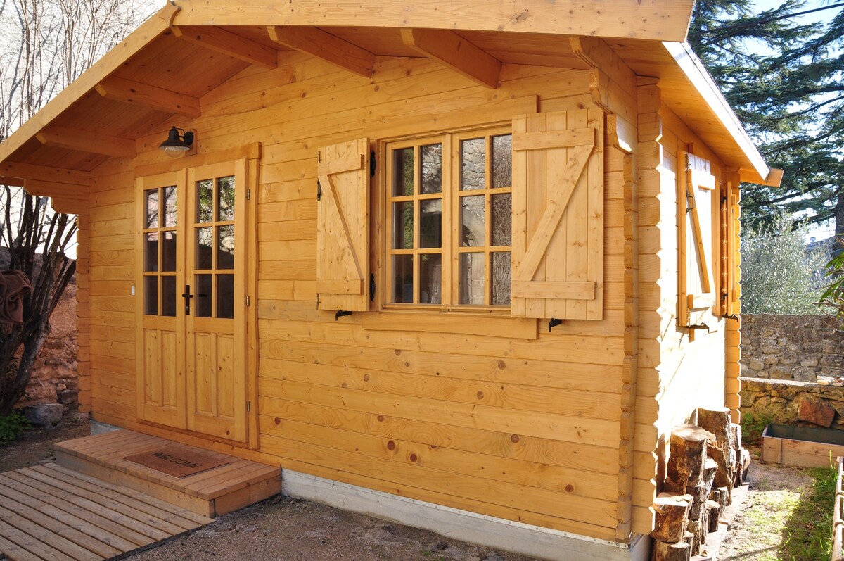 Chalet en bois avec jardin