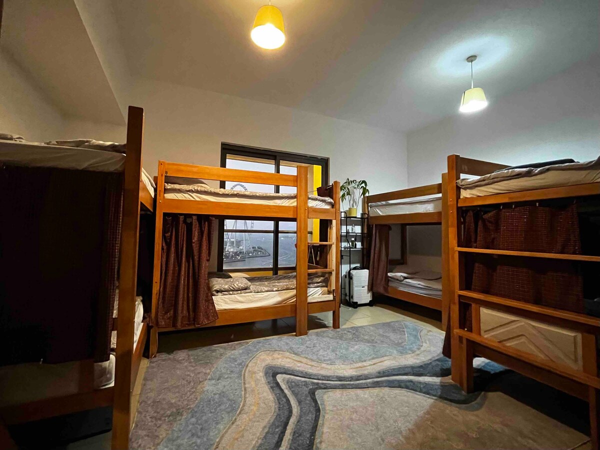 共用房间，可容纳4张双层床