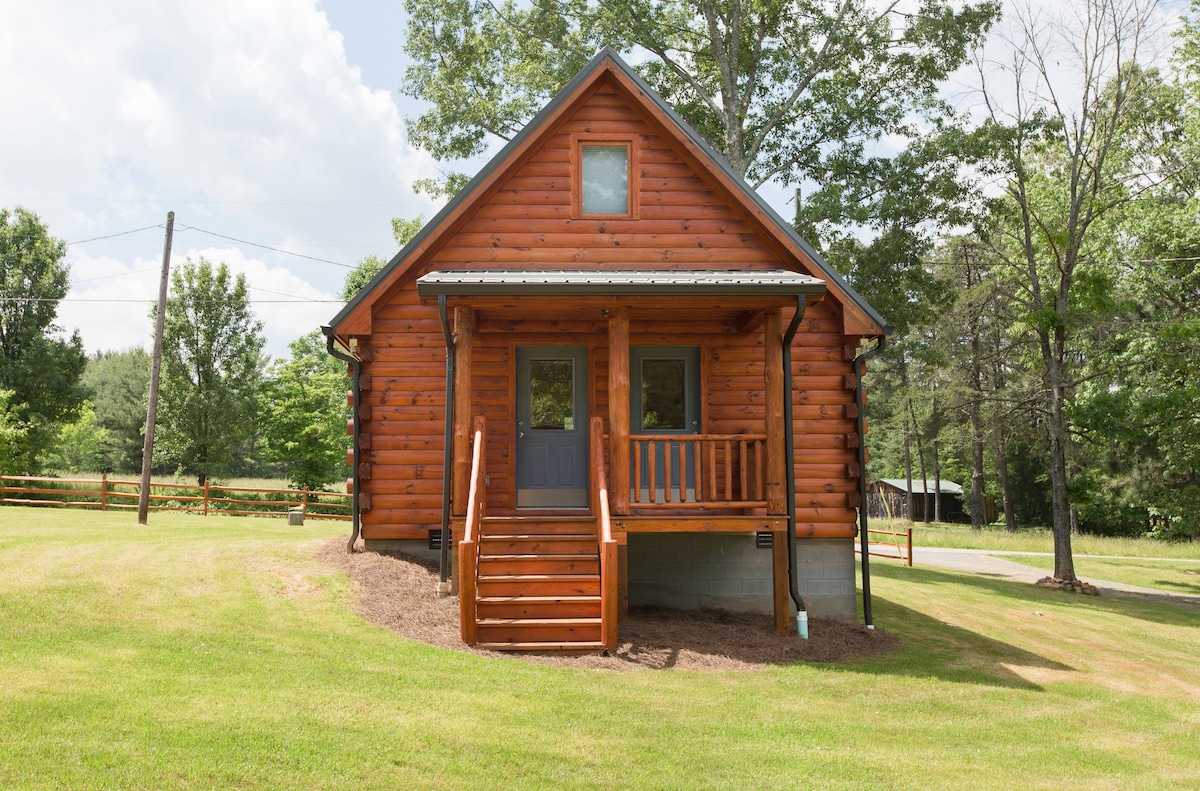 Burt 's Cozy Country Log Cabin