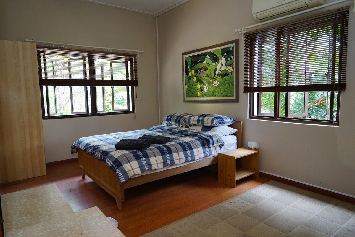 新加坡民居里的独立房间郁郁葱葱的绿色露台别墅内的宽敞客房