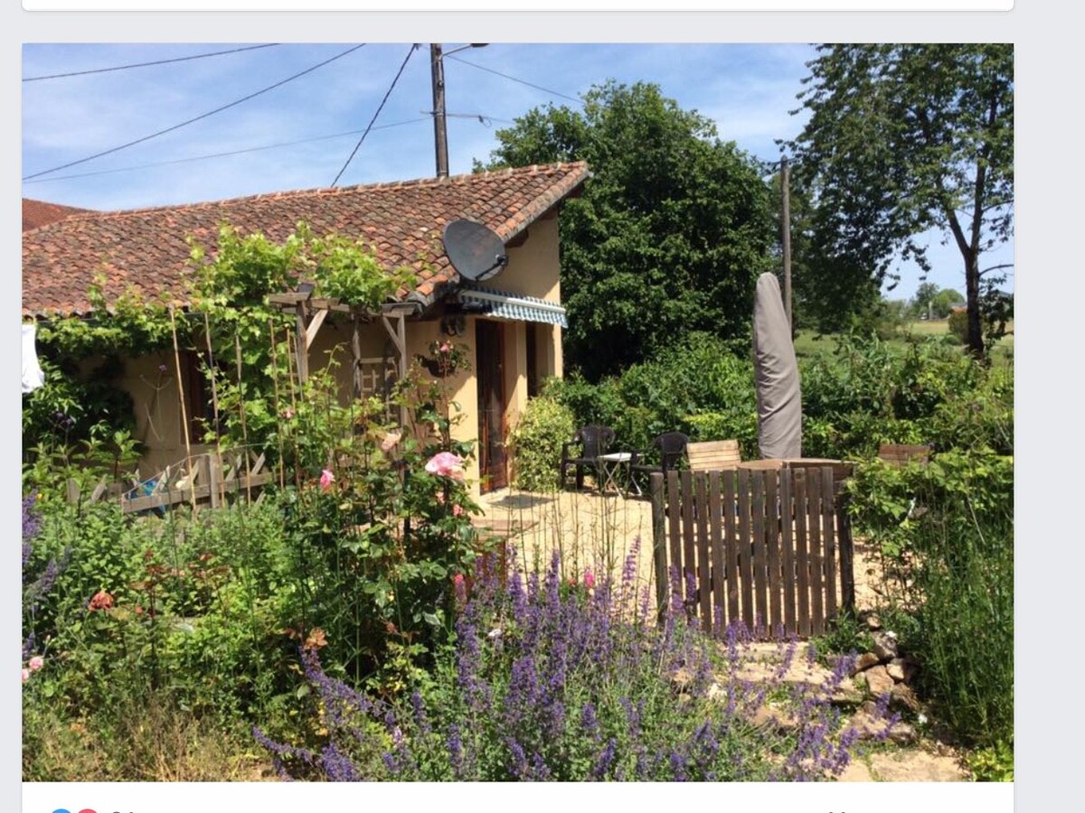 Charming little cottage near Oradour-sur-Vayres