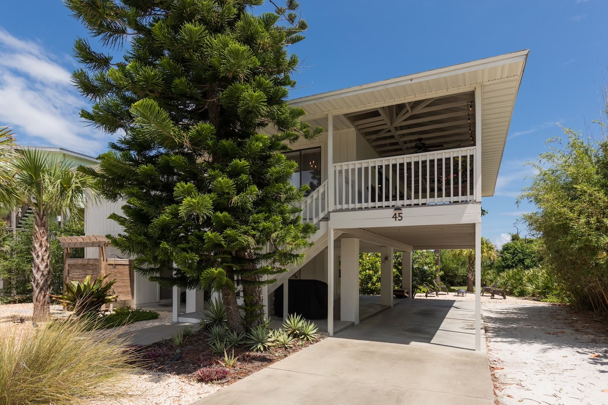 Seagrape Cottage- Steps away from the beach