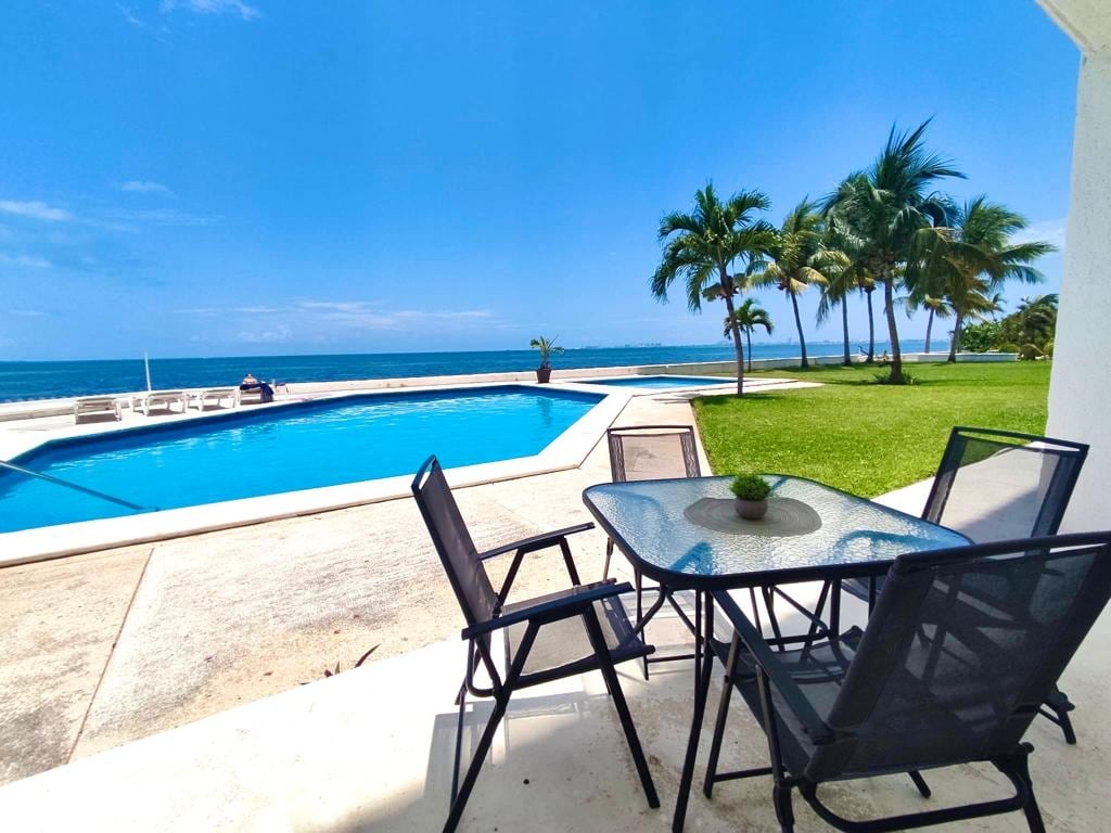 Beachfront 1BR Apt. w/Pools & amazing ocean View