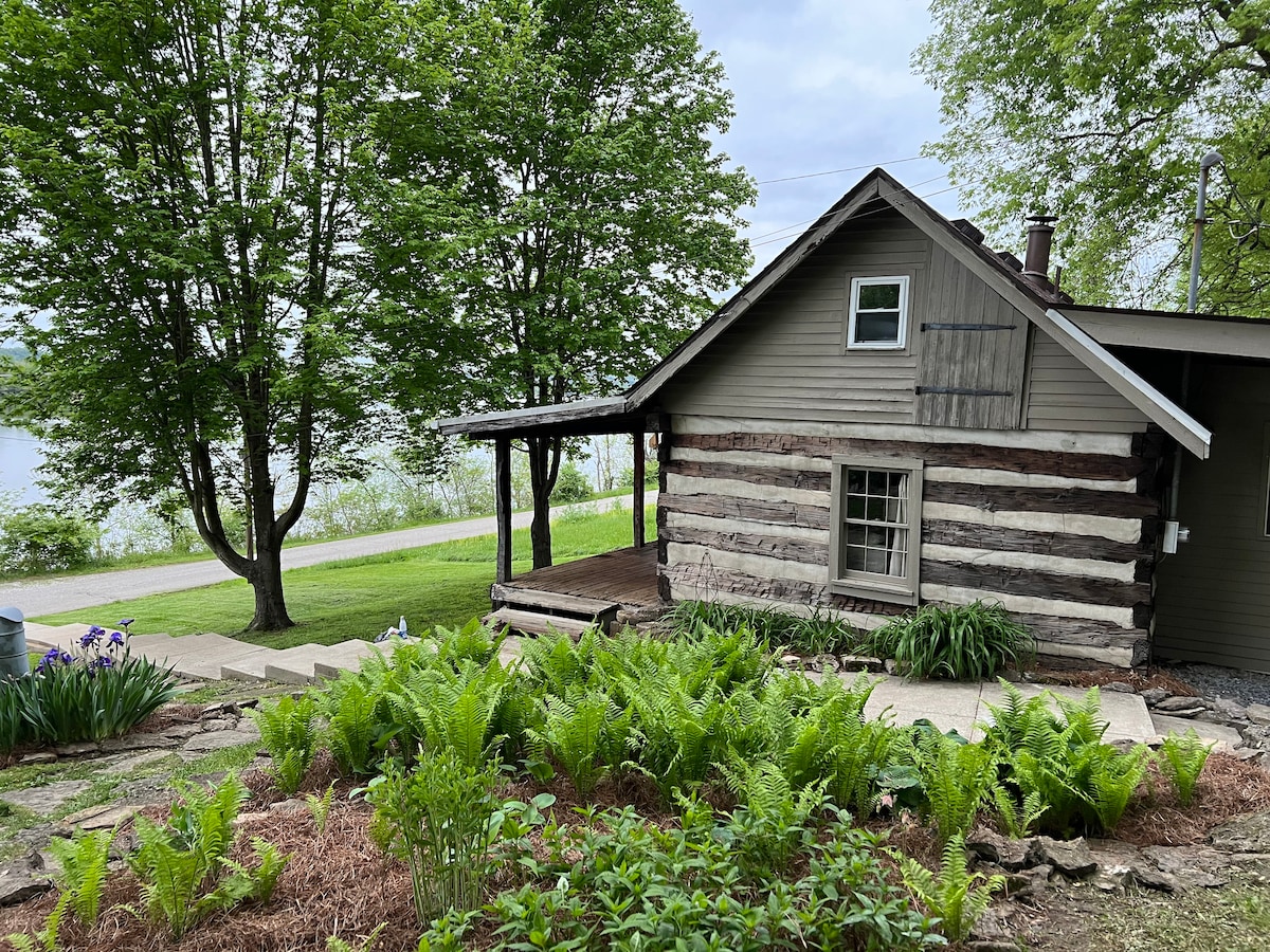 Rustic Cabin on the Ohio River, Newly Remodeled.