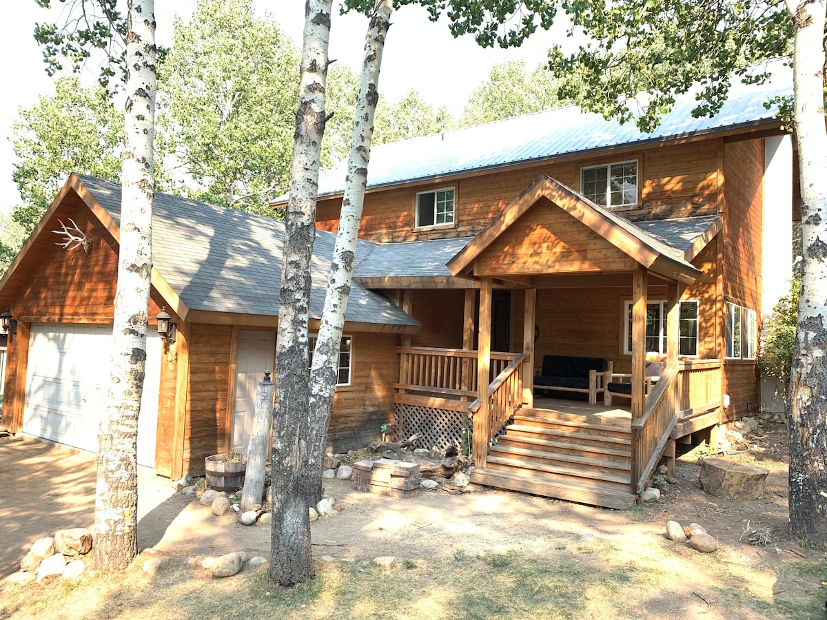 Bishop Creek附近High Sierras的Aspendell Cabin