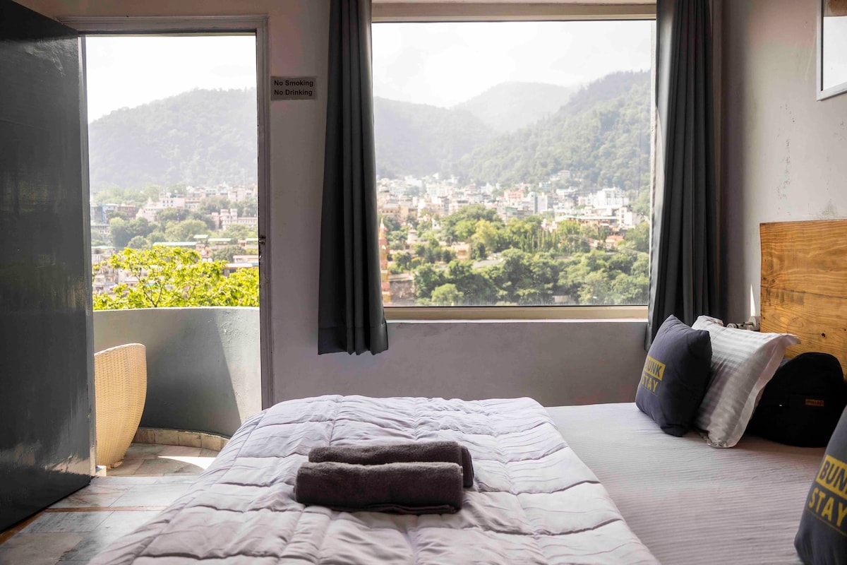 Ganga Riverfront Balcony Room In Rishikesh