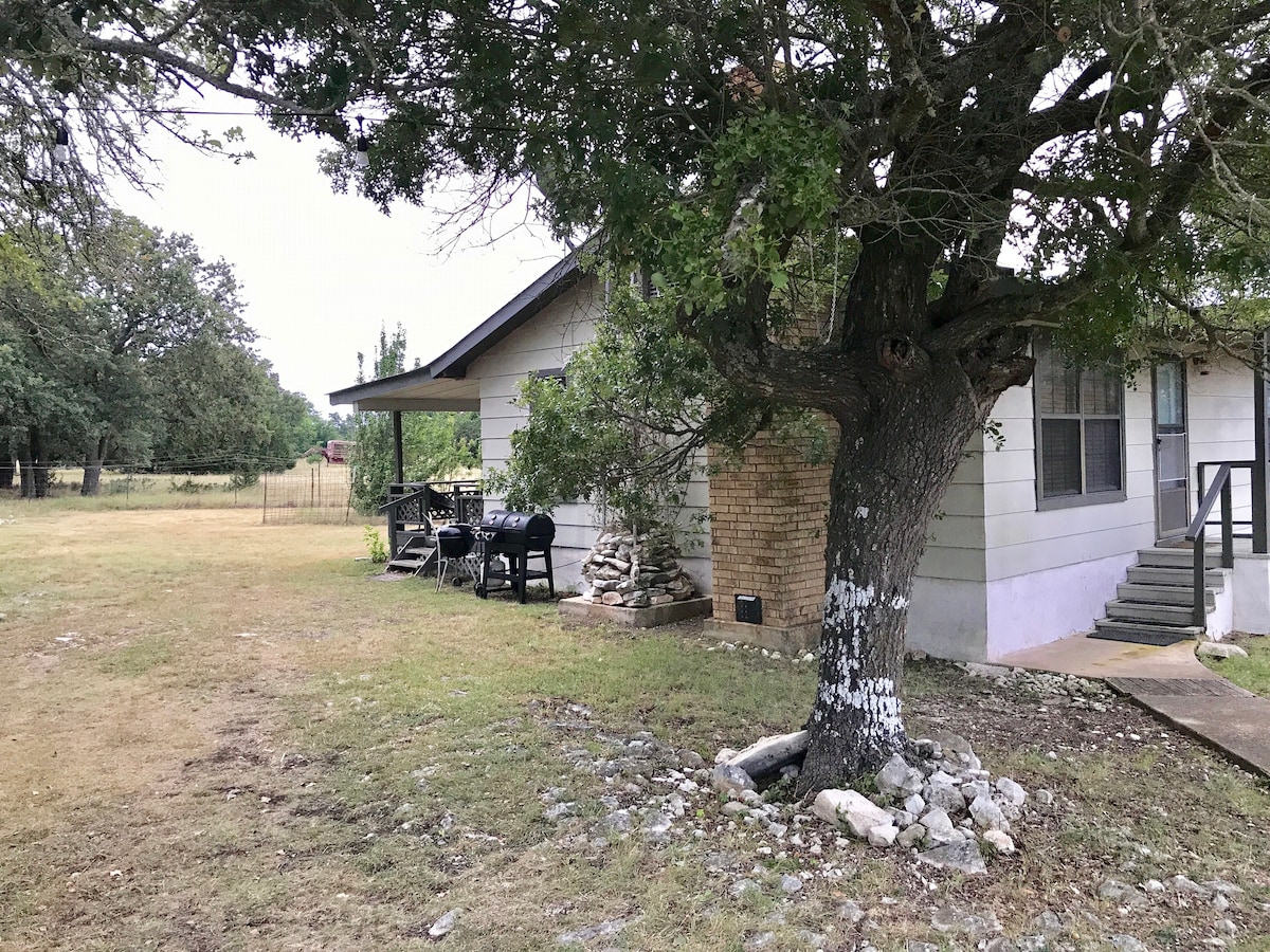 little cabin in the woods, 8 mi to Fredericksburg