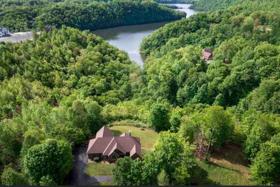 The Lodge at Dale Hollow Lake*, 7 bdrm, 2 kitchens