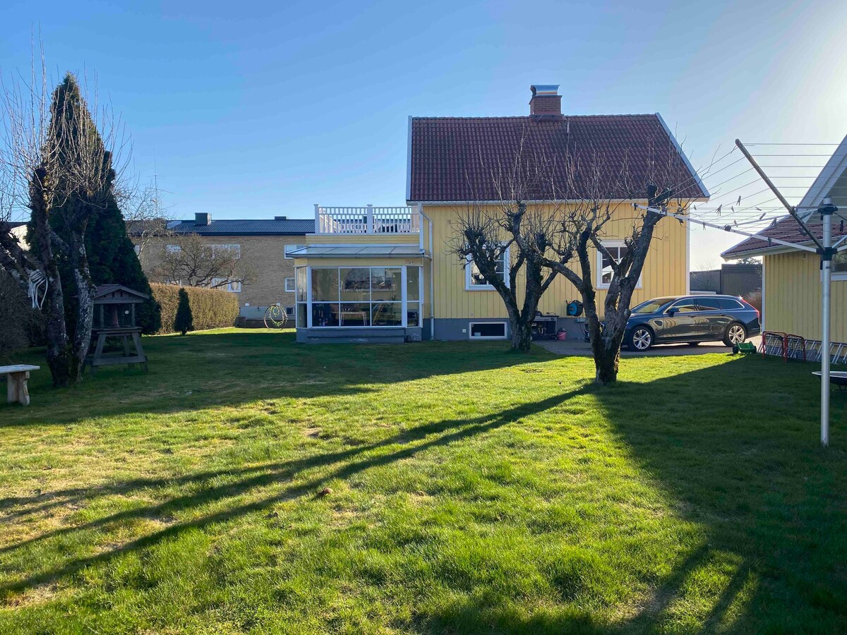 Familjärt, centralt hus med stor trädgård.