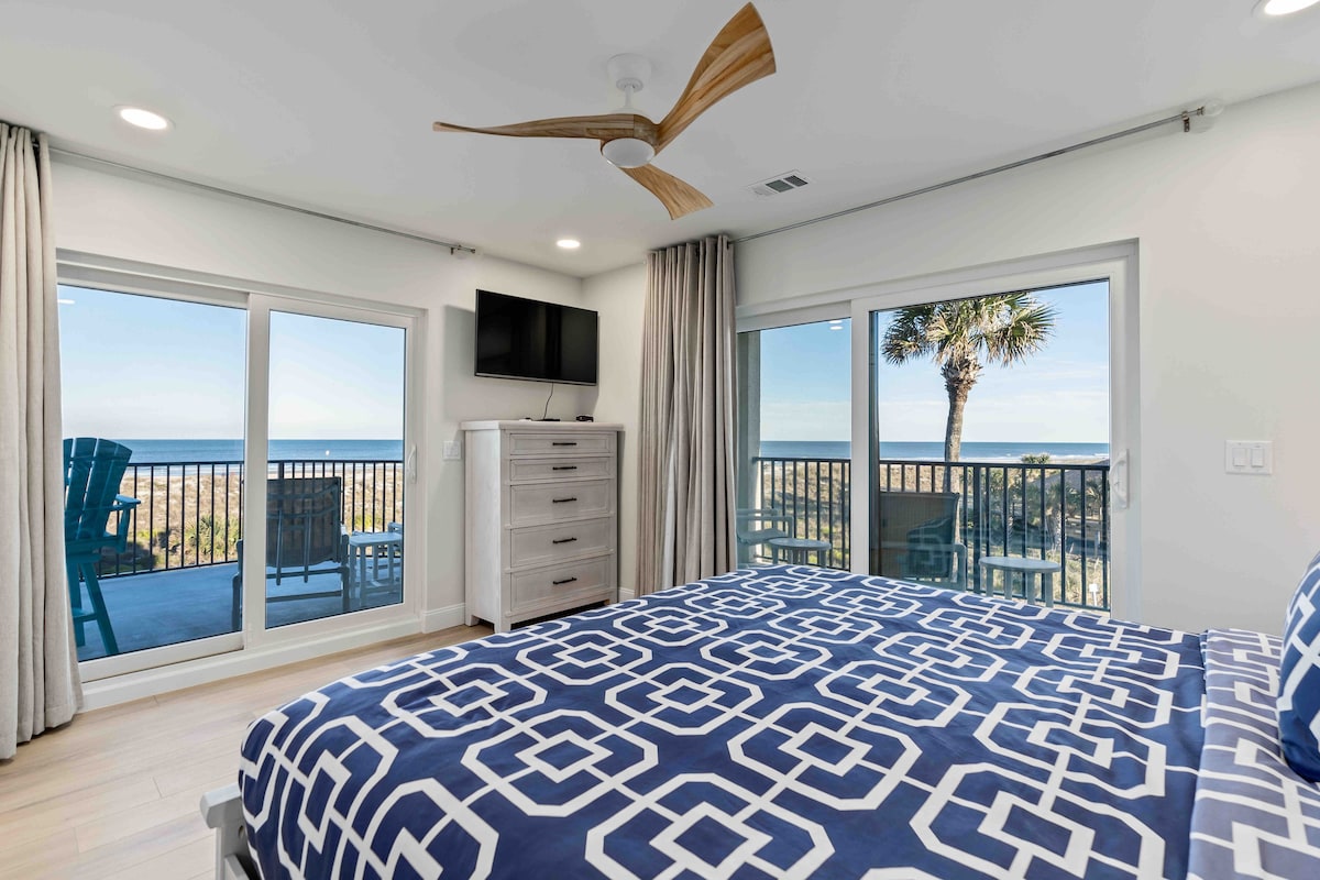 luxurious oceanfront condo amazing views! King bed