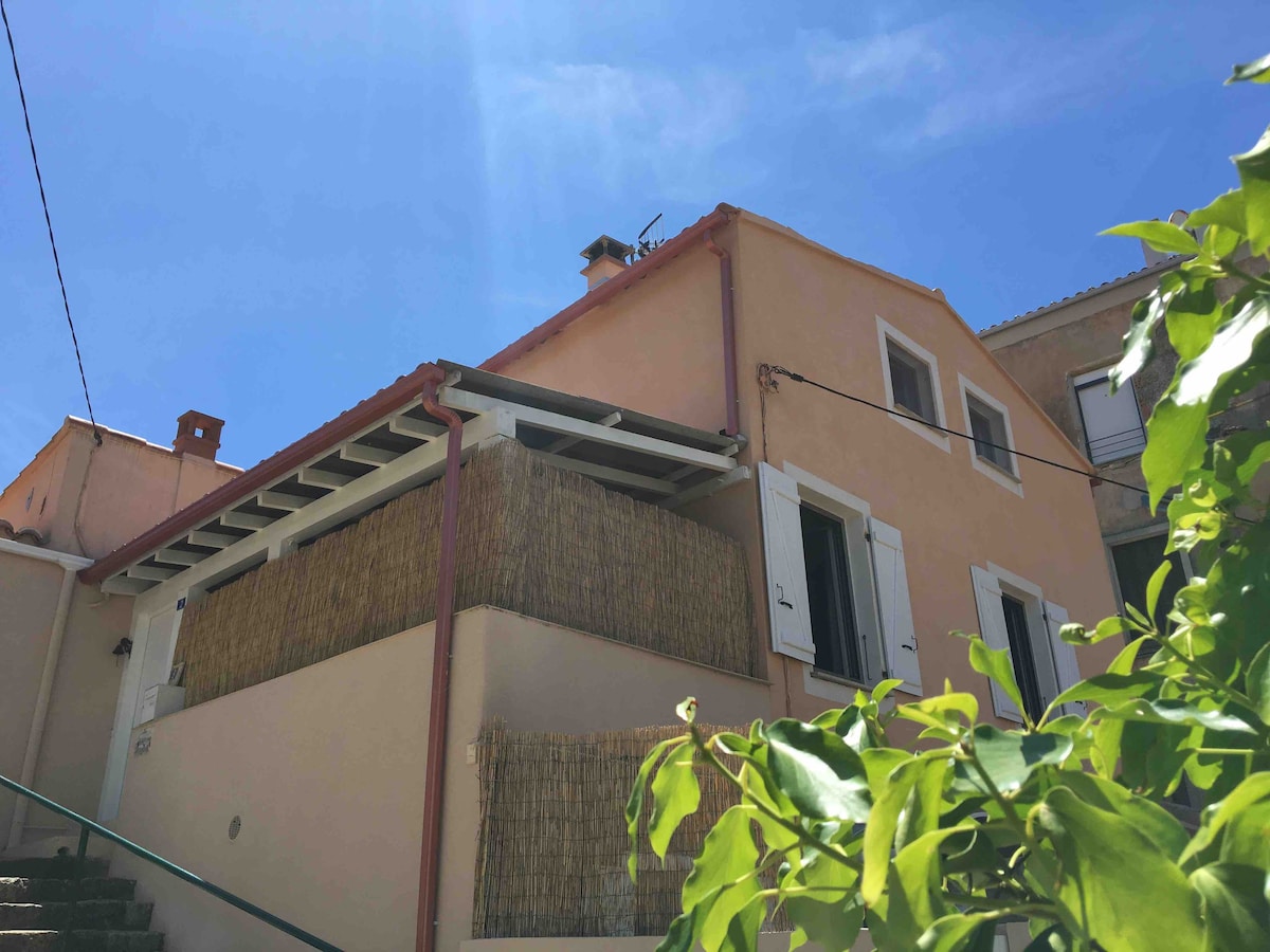 空调房源位于Propriano市中心安静的区域。