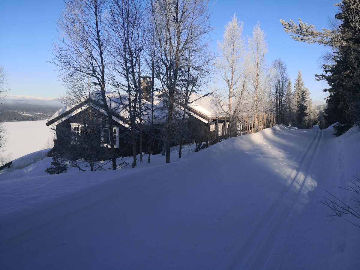 宽敞舒适的家庭乡村小屋，景色迷人