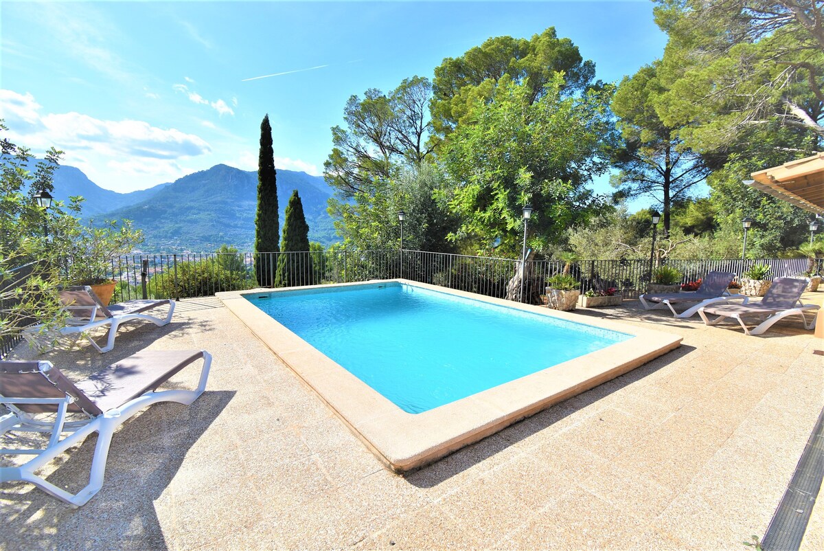 Casa con piscina y vistas al valle.