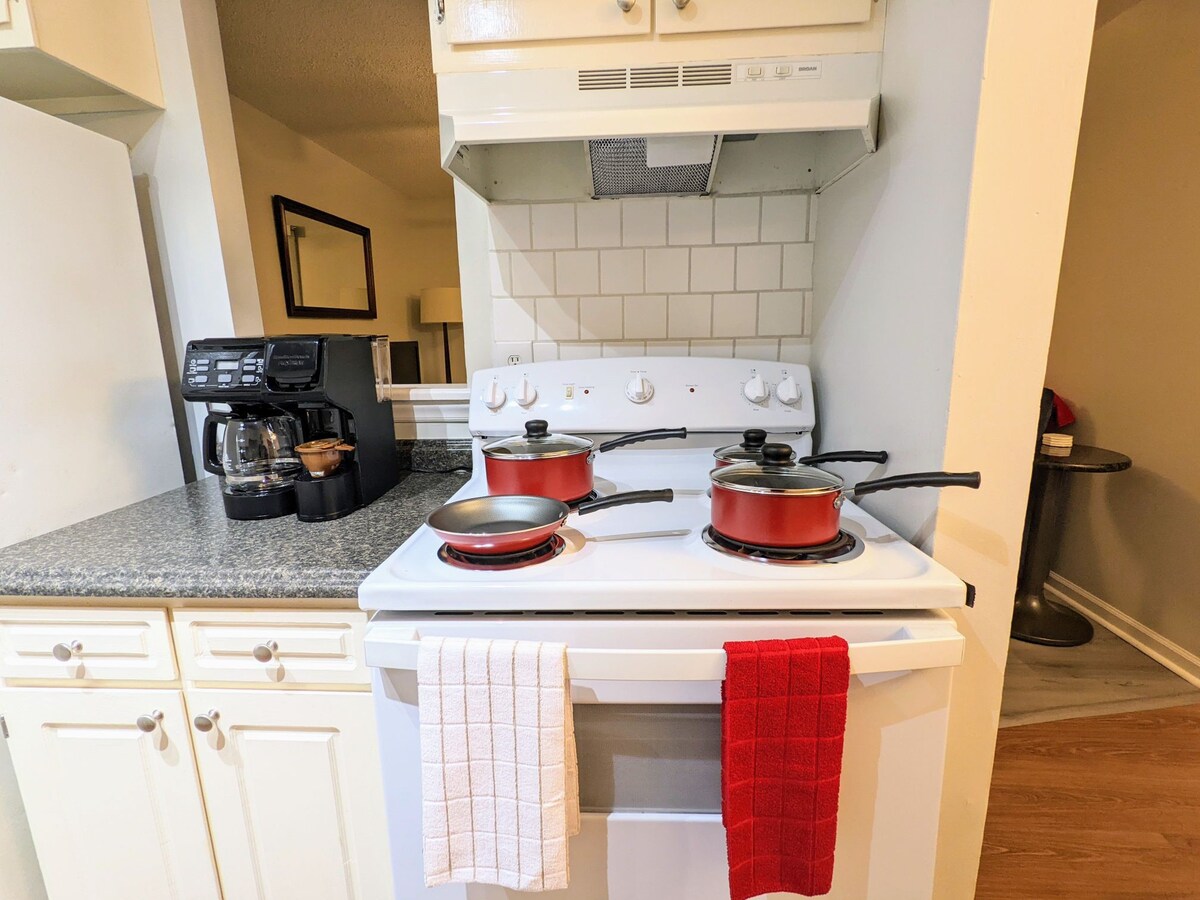 Queen/Full 2BR Long-term, Wi-Fi, Pool