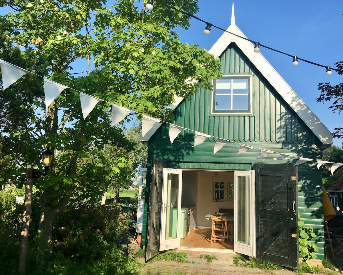 阿姆斯特丹附近田园诗般村庄的可爱小屋