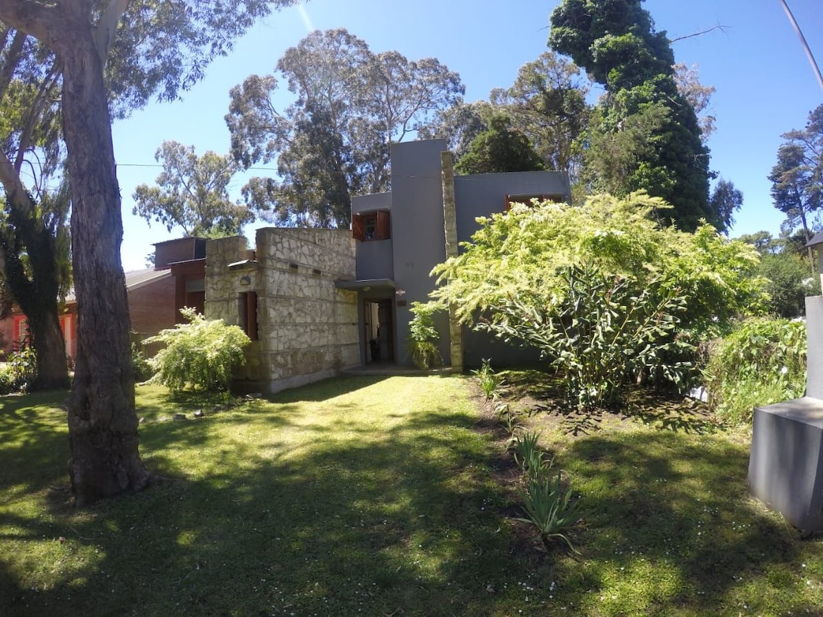 Una casa encantadora en un  bosque encantado