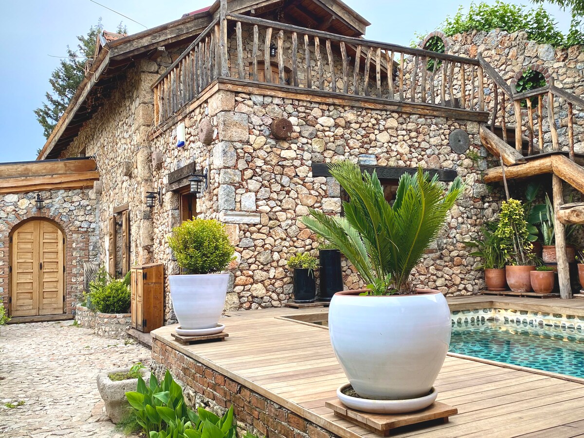 Kayaköy的独立石头别墅，带泳池和按摩浴缸