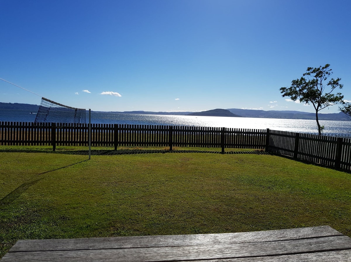 Lakefront bach by Rotorua