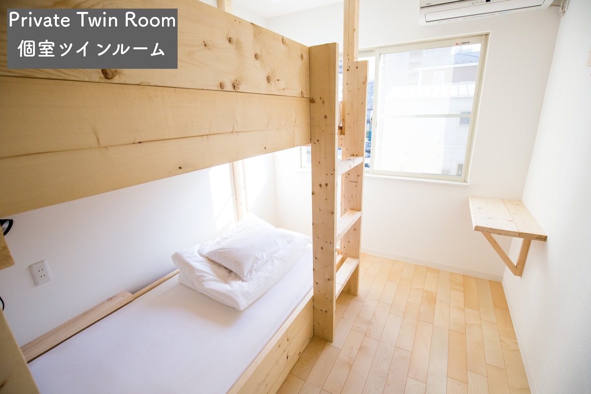 Twin Room IZA Enoshima Guest House & Bar