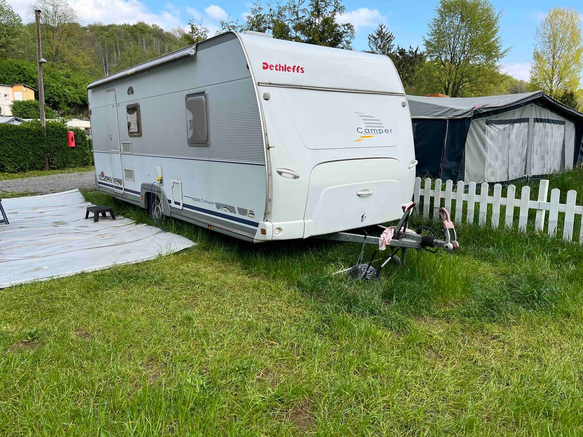 Großer  Wohnwagen in Wald und Fluss Nähe