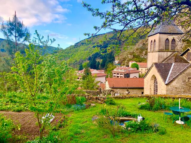 Saint-Laurent-les-Bains-Laval-d'Aurelle的民宿