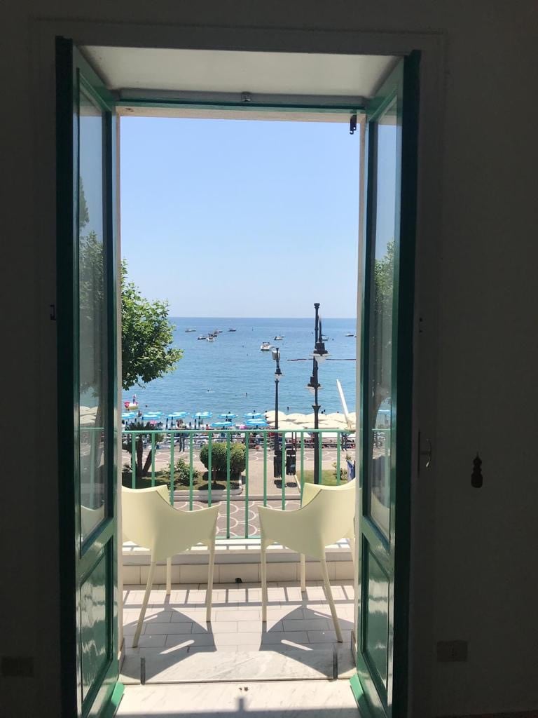 位于阿马尔菲海岸（ Amalfi Coast ）市中心的海景别墅