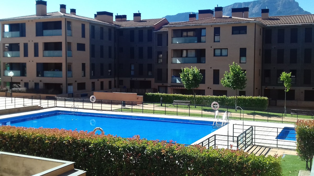 Apartamento con piscinas y terraza en Jaca