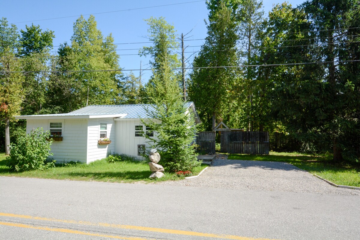 位于睡熊湖（ Sleeping Bear LakeShore ）中心的舒适小屋