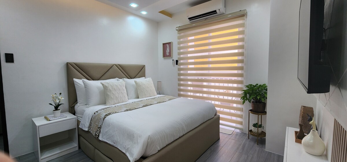 1- Bedroom: Modern Luxury Smart Condo Unit