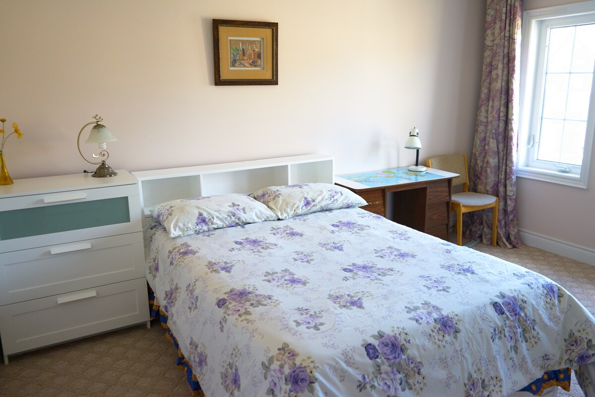 宽敞明亮卧房一间，带内入室洗手间，两间客房共用。