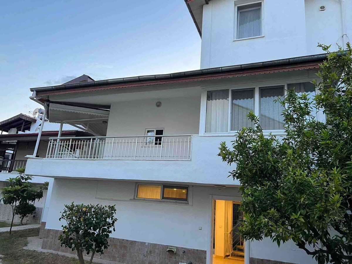 Havuzlu sitede müstakil yazlık villa