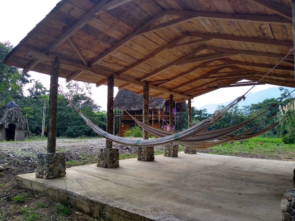 Cabaña de madera y bambú en la selva amazónica