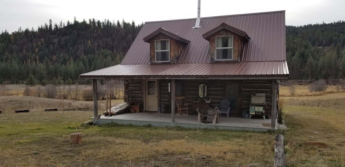 位于Okanogan Highlands的乡村舒适小屋