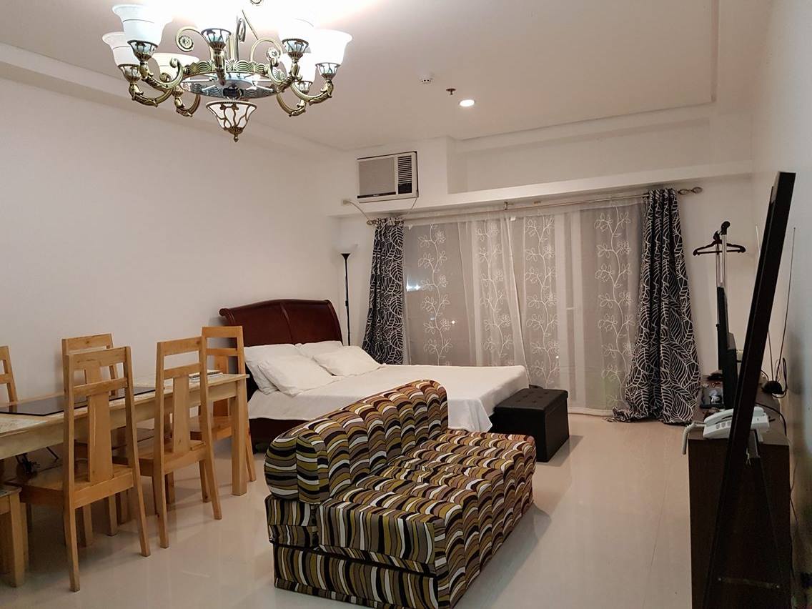 Condo_Studio Type w/ balcony, pool & gym. cbd area