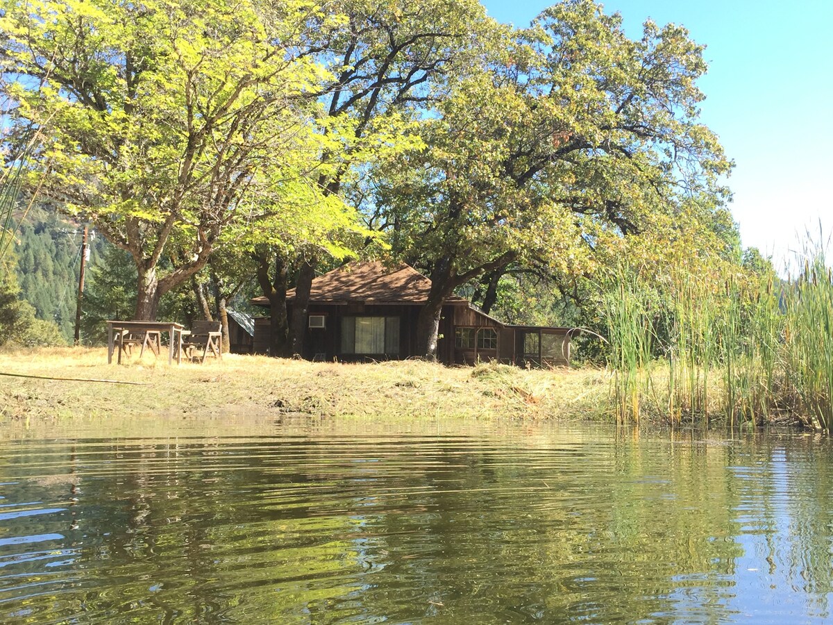 池塘上的乡村木屋