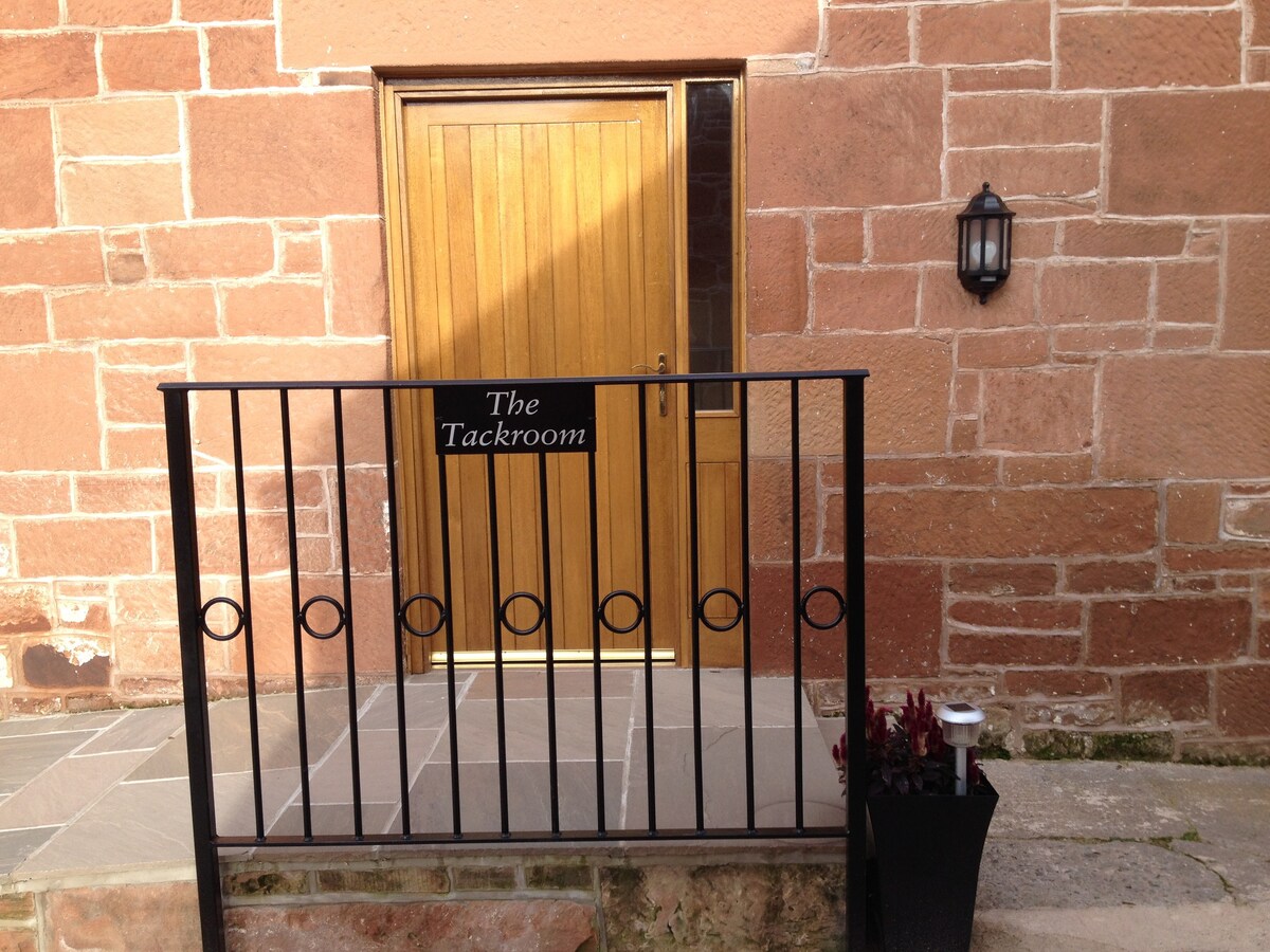 THE TACKROOM with private HOT TUB