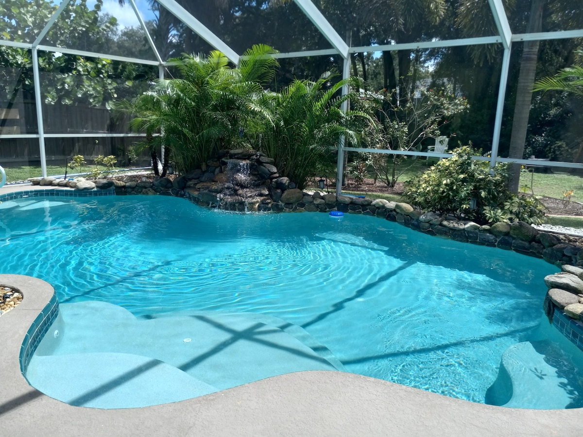 院子里有绿洲泳池之家，院子里有超大型围栏。