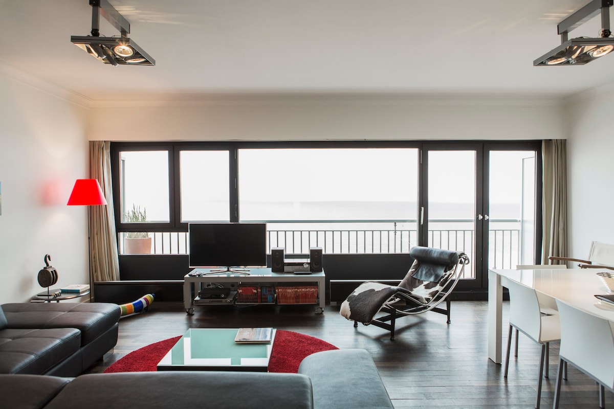 设计公寓，可俯瞰海景和车库。5人。20楼。