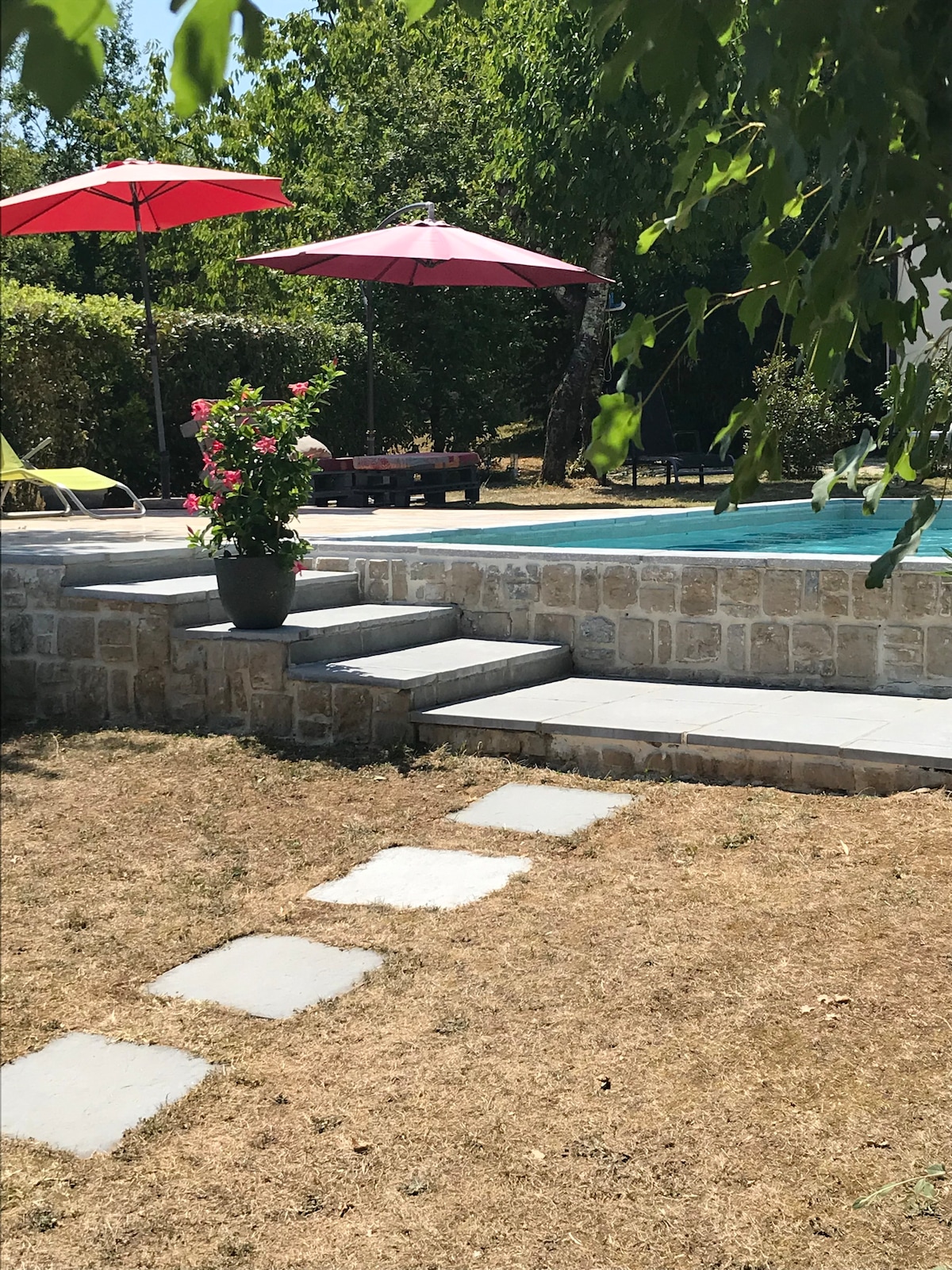 Villa lumineuse de plain pied avec piscine